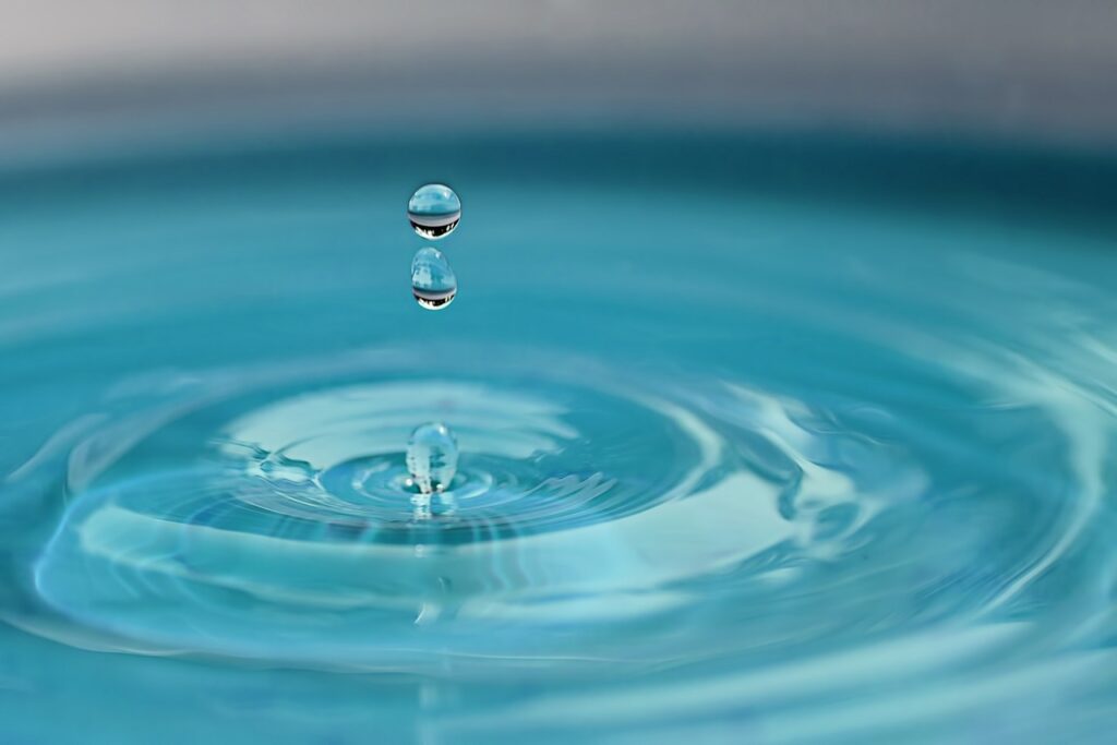 water drop, splash, liquid-2670119.jpg